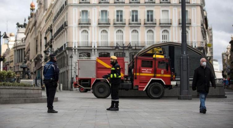 España reportó menos fallecimientos y el registro más bajo de contagios 