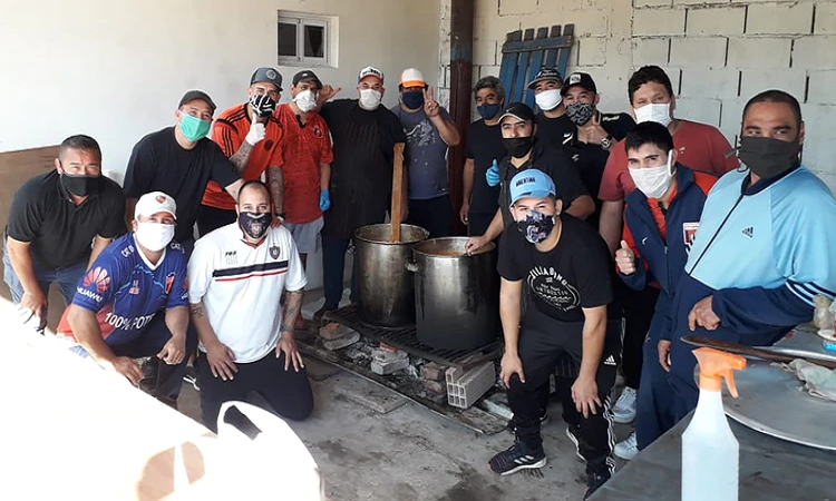 Solidaridad en tiempos de coronavirus: el futbolista de ascenso que organiza ollas populares