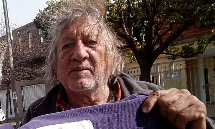 “Un pibe joven le pegó y dio la cabeza contra el piso”: habló el futbolista que socorrió al Trinche Carlovich tras el robo