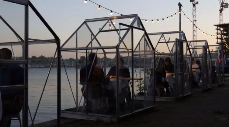 Invernaderos en terraza de restaurante para proteger a clientes del coronavirus
