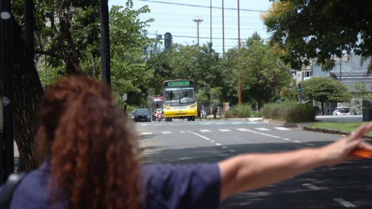 Tras no llegar a un acuerdo, continúa el paro de colectivos