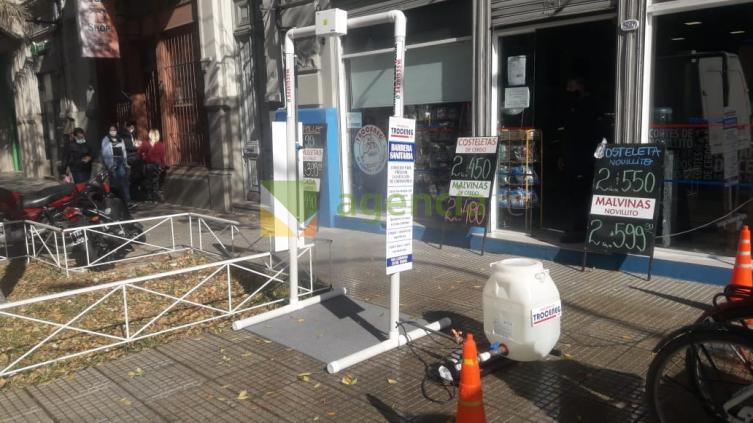Novedosa barrera sanitaria en la puerta de una carnicería santafesina