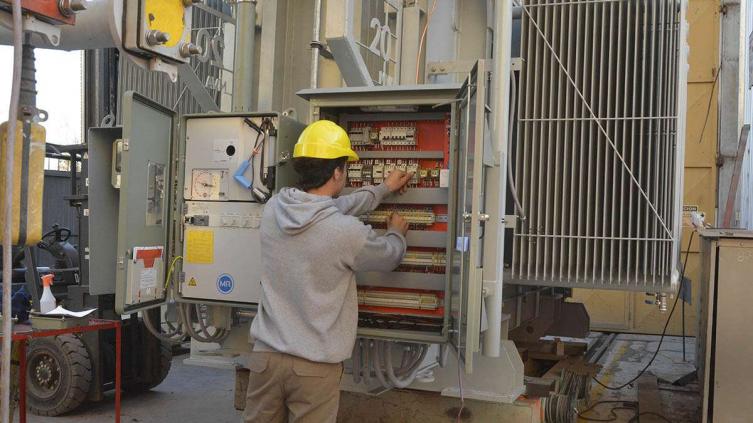 150 mil trabajadores privados cobrarán el salario de crisis