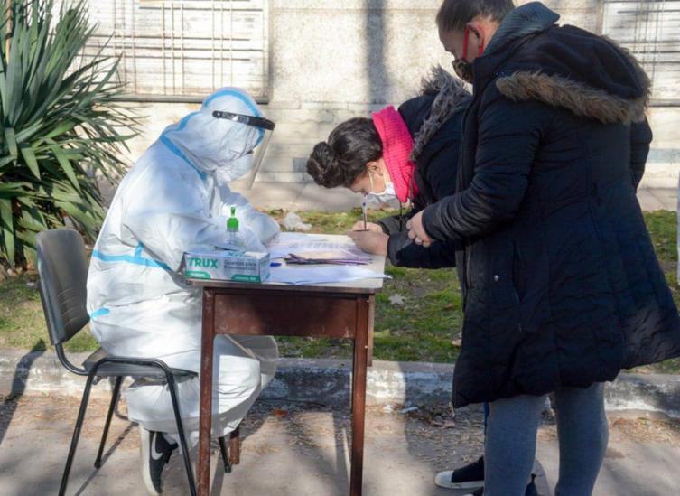 Confirmaron 600 nuevos contagios de coronavirus y casi una muerte por hora en el país
