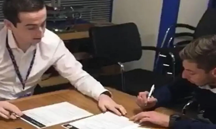 Emiliano Sala: apareció un inédito video firmando con Cardiff 3 días antes de su muerte