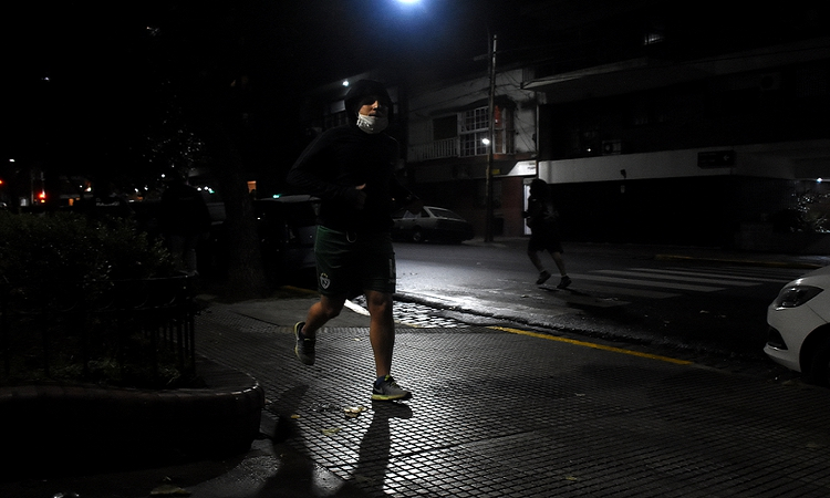 Running: advierten sobre los riesgos para el corazón de volver a correr después de casi 3 meses de cuarentena
