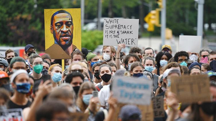 Washington: liberan a uno de los policías del asesinato de Floyd y crece la tensión