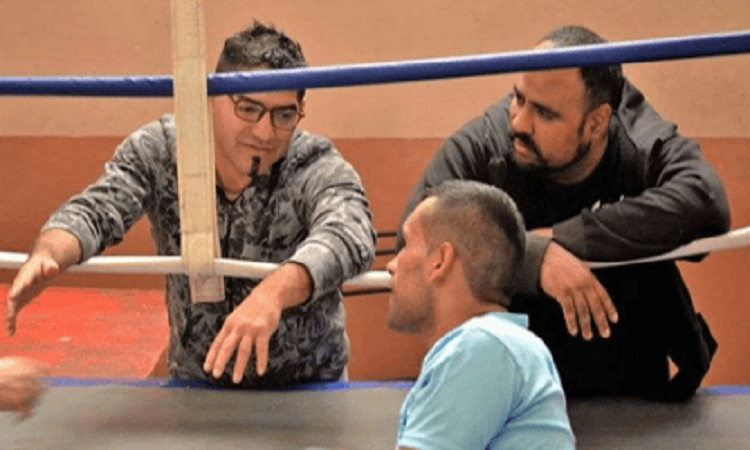 El ex campeón mundial de boxeo y medallista olímpico que vende aceite para afrontar la crisis