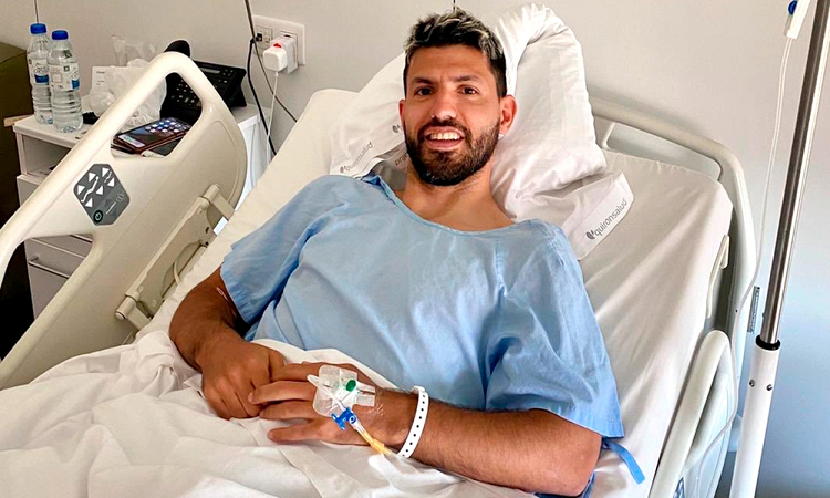 Sergio Agüero se operó de la rodilla en España y podría estar dos meses sin jugar