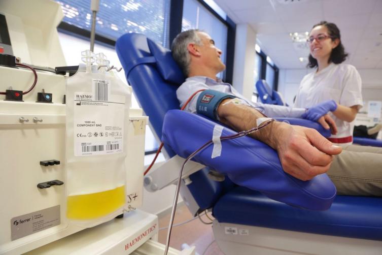 Las cámaras legislativas quieren obligar a curados a donar plasma