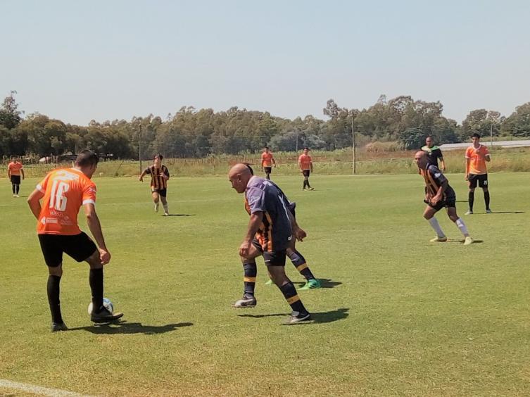 Árbitros amateur se concentran frente a la municipalidad 
