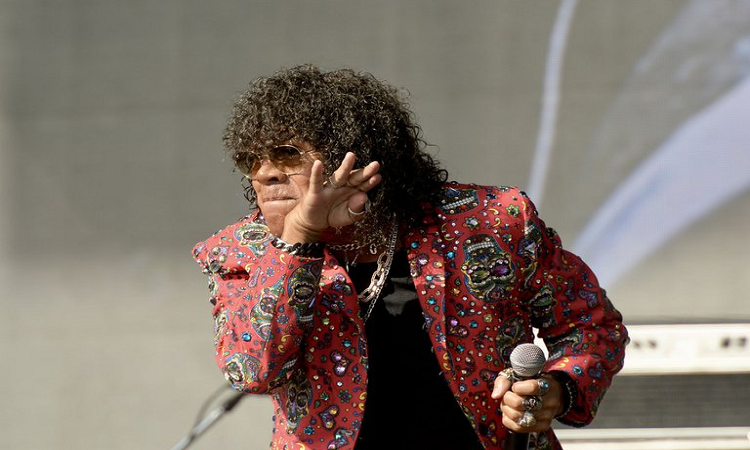 “La Mona” Jiménez reversionó el Himno Nacional en cuarteto