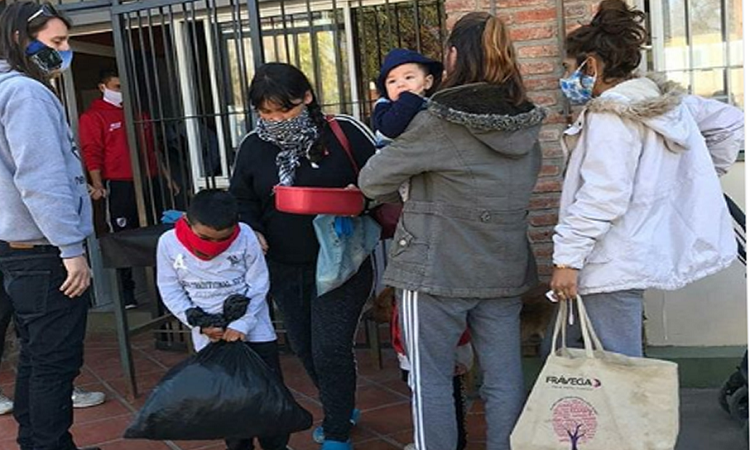 Colectiveros hicieron comida para los vecinos