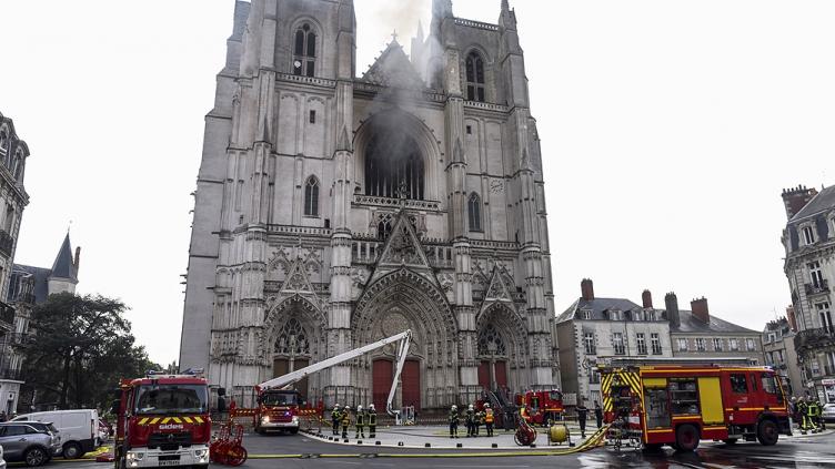 Se incendió la catedral gótica de Nantes y abren una investigación