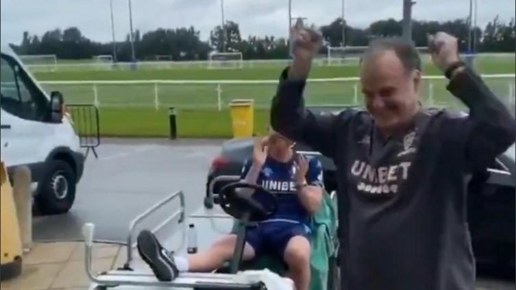 Festejo Loco: así llegó Bielsa a la práctica del Leeds, luego del ascenso