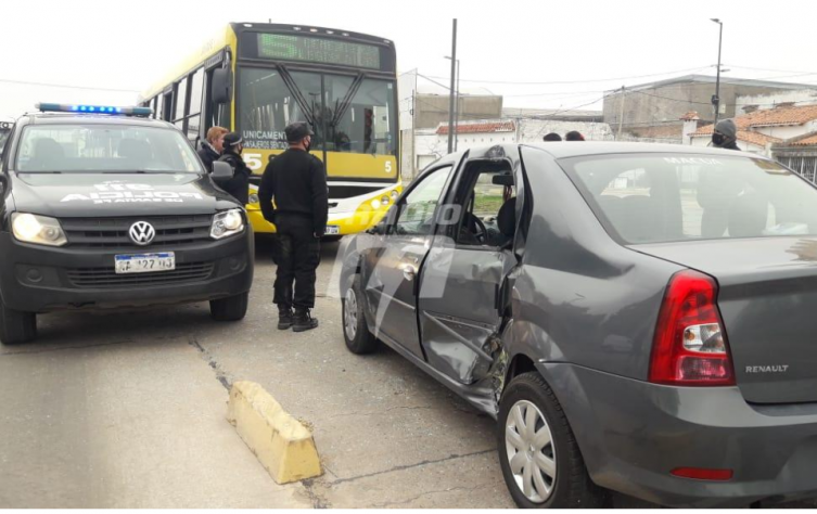 Metrofe: se equivocó en el semáforo y un colectivo lo chocó