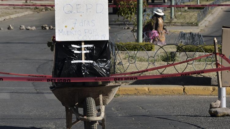 Bolivia: la Policía recoge cuerpos de calles, vehículos y casas