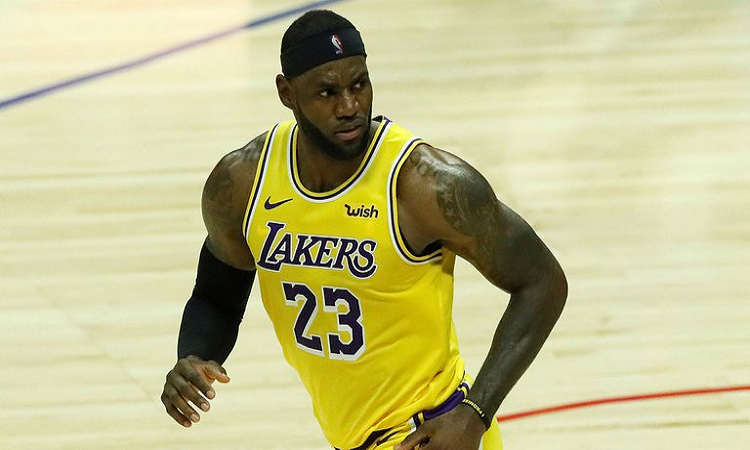 LeBron James: “Por un paso que alguien da, los negros tenemos que dar cinco más”