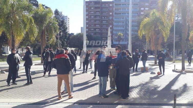 Dueños de canchas de fútbol 5 volvieron a la plaza para reclamar su apertura