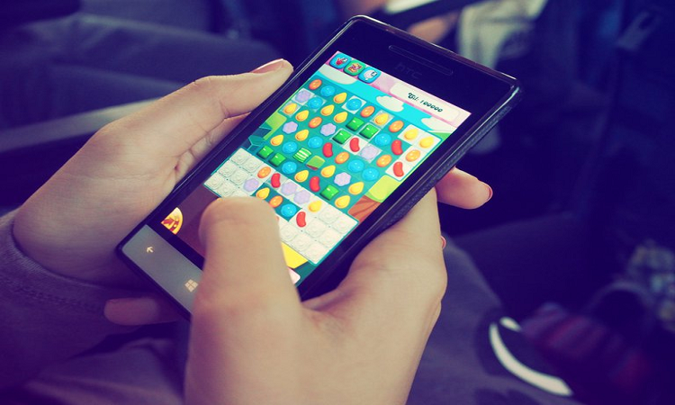 El 68,8% de los adultos argentinos juega en sus celulares