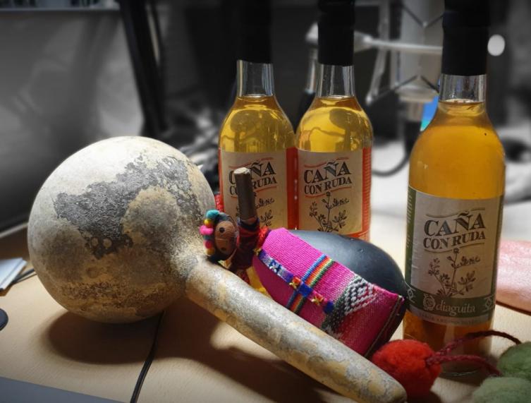 Los rituales a la Pachamama y la caña con ruda para comenzar el nuevo mes