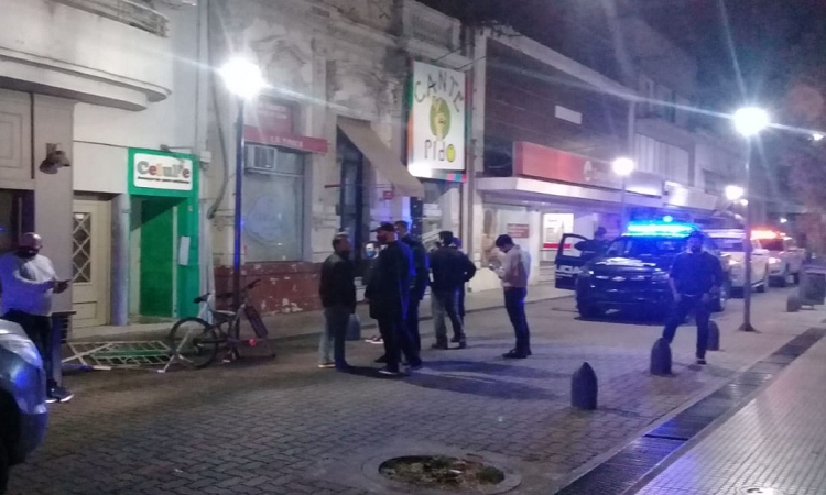 Fiesta clandestina con 300 personas en plena peatonal