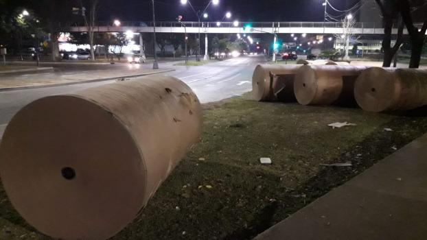 Camión con bobinas de papel perdió su carga en Alem y 27 de Febrero