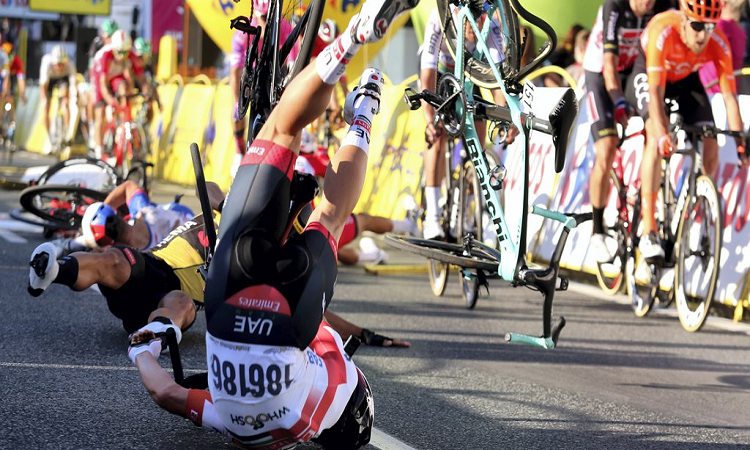 El brutal accidente en la línea de meta del Tour de Polonia que terminó con un ciclista en coma