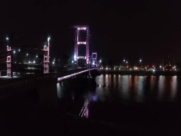 El Puente Colgante se iluminó de blanco en homenaje a “Queca” Kofman