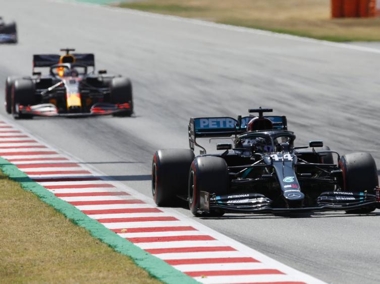 Fórmula 1: Lewis Hamilton y Max Verstappen pelean por la punta en el Gran Premio de España