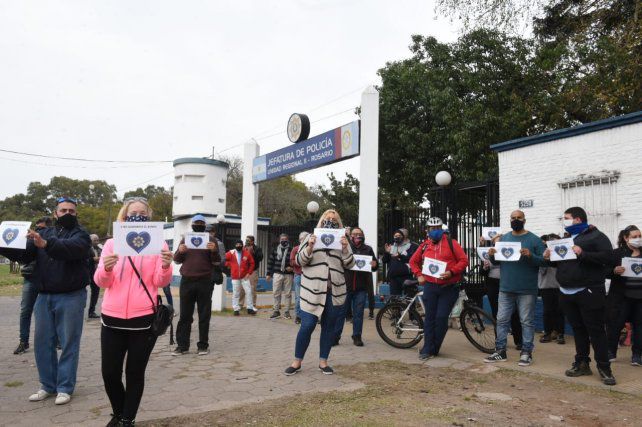Familiares de policías reclaman “salarios dignos”