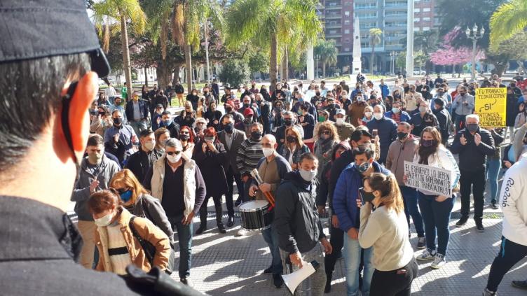 Comerciantes y dueños de gimnasios se manifiestan frente a Casa de Gobierno
