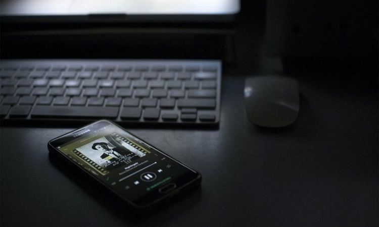 Cómo afectan los cambios del dolar a Netflix, Spotify y otros servicios