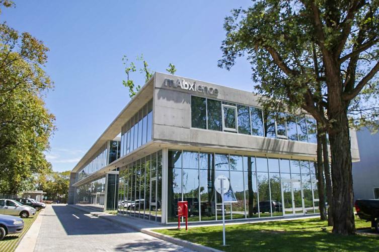 Un graduado de la UNL trabaja en la producción de la vacuna contra COVID-19