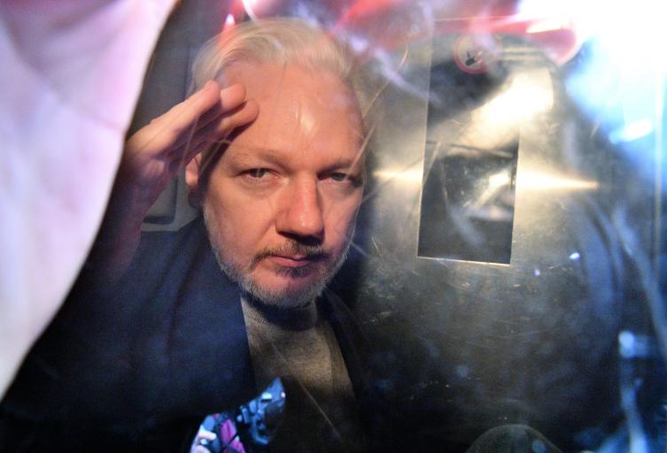 Assange escucha voces en la cárcel y presenta un comportamiento suicida