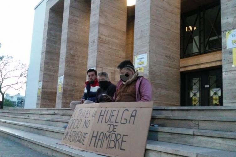 Huelga de hambre y protesta por la llegada de Uber a la ciudad