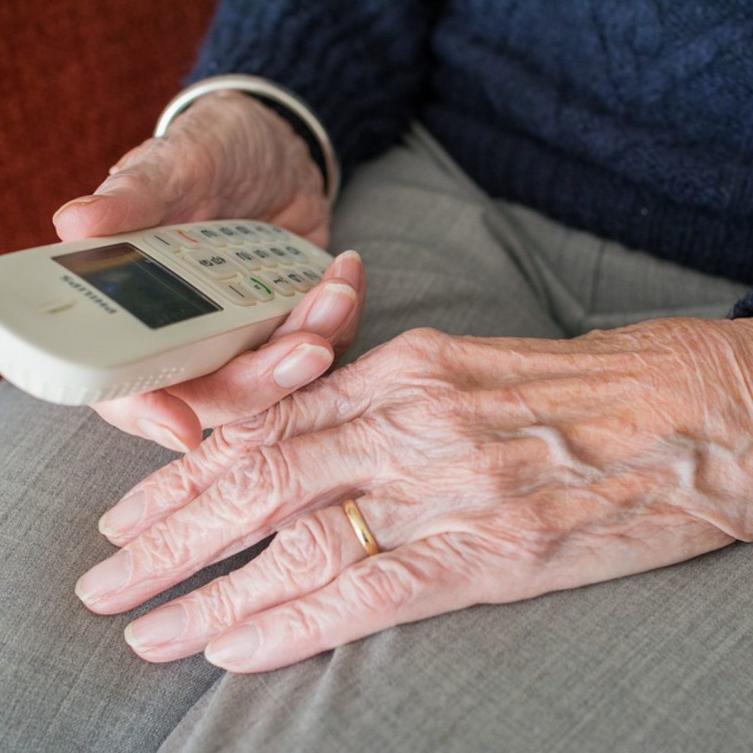 Consejos para evitar estafas telefónicas a personas mayores