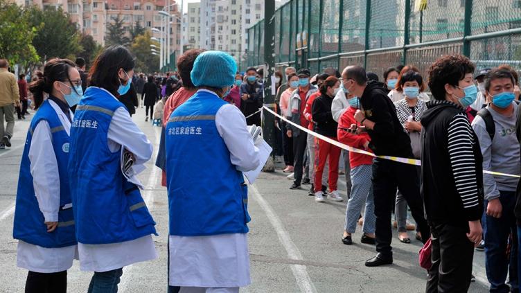 El coronavirus golpea Europa, mientras China testea a millones 