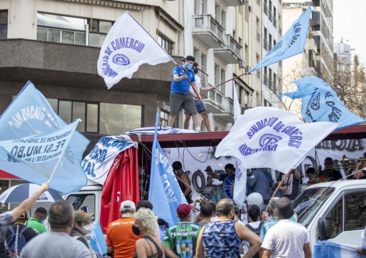 Miles de personas se movilizaron a Plaza de Mayo para respaldar al Gobierno