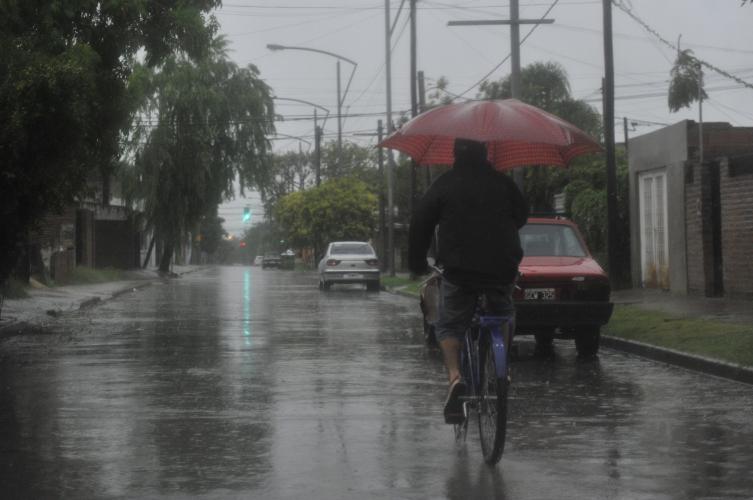 La lluvia no para y siguen vigentes dos alertas para centro y sur de Santa Fe