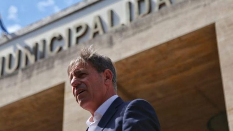 El intendente Jatón se encuentra aislado
