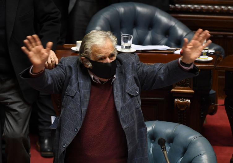 Mujica renunció a su banca en el Senado uruguayo por el coronavirus