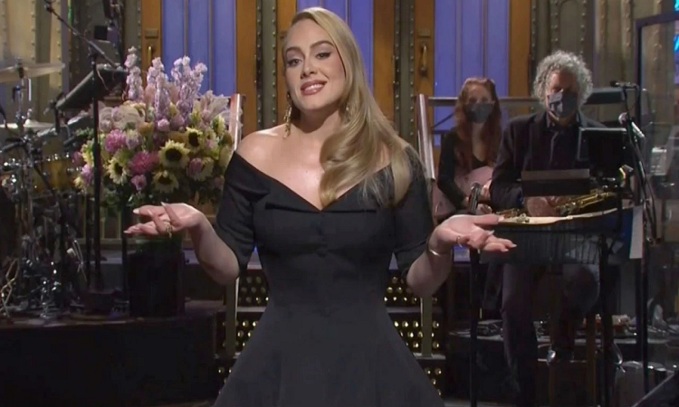 Adele mostró su rotondo cambio físico y cantó en televisión