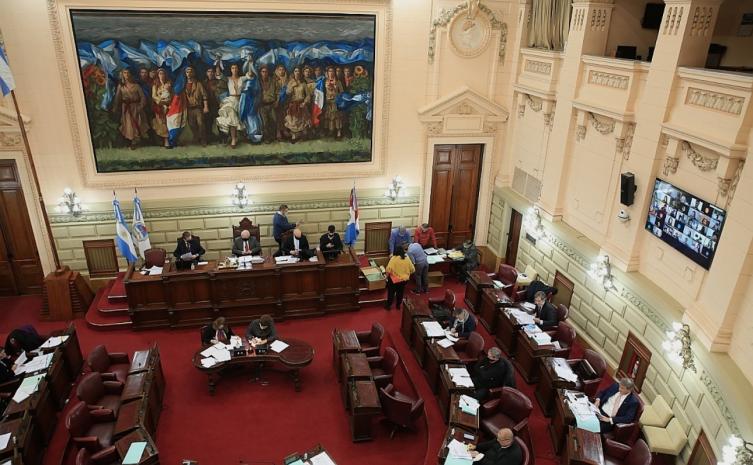 Media sanción a la Ley de Educación Virtual 