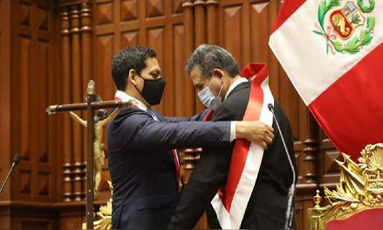 Piden la renuncia inmediata al presidente de Perú Manuel Merino