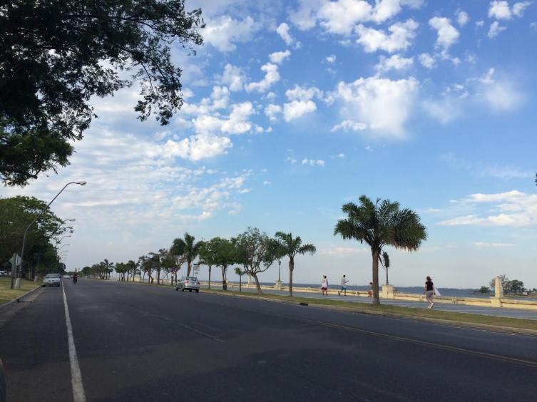 Domingo soleado y caluroso en la ciudad