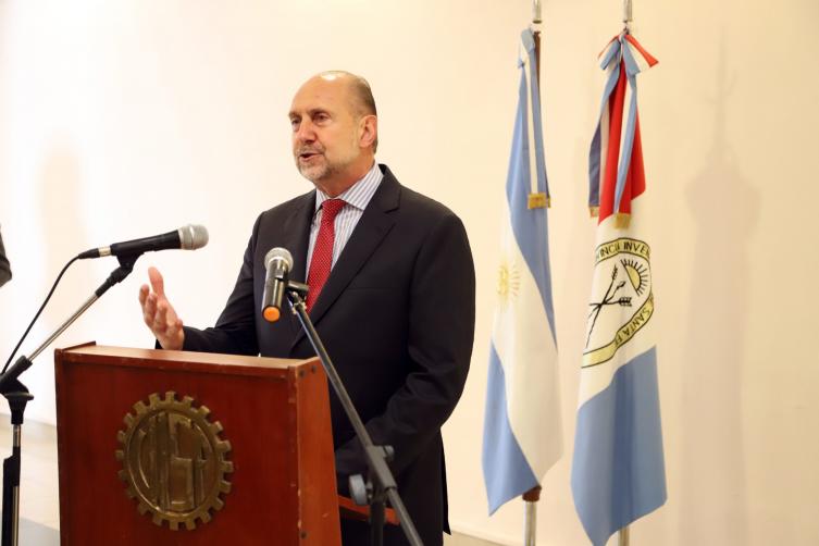 Perotti en la búsqueda de tecnología de vanguardia y capacitación para la policía