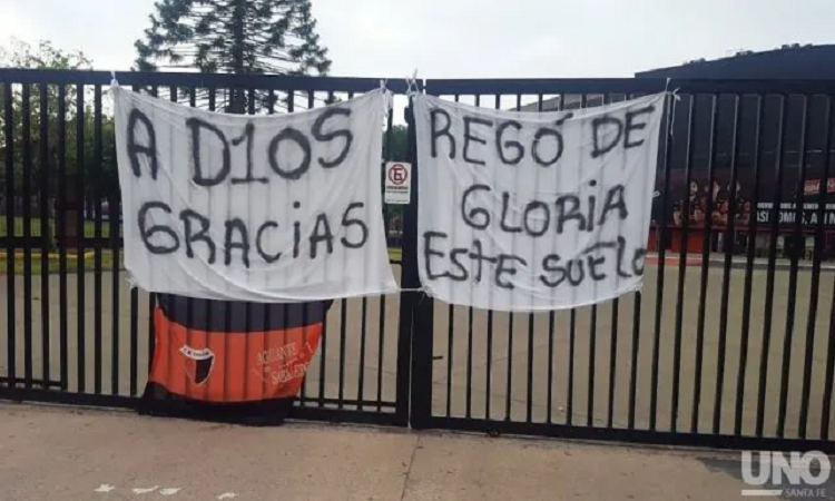 El homenaje de los hinchas de Colón a Diego Maradona