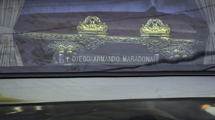 Maradona descansa con Doña Tota y Don Diego