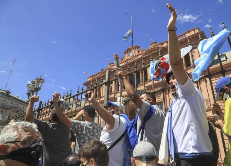 Alberto Fernández reconoció la presencia de barrabravas en el velorio 